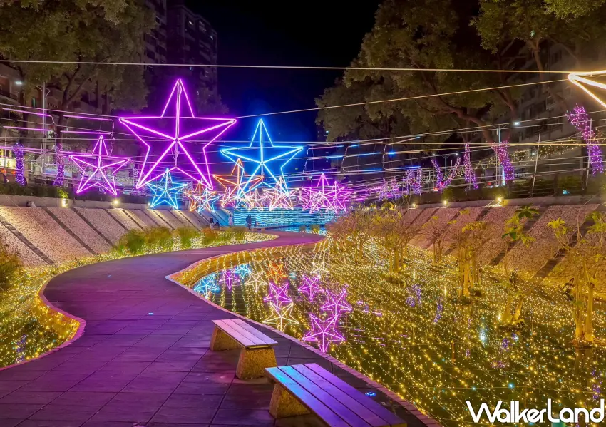 ▲蜿蜒河道布滿彩色五角星燈飾，引領遊客進入新莊中港大排光雕秀的夢幻時光。