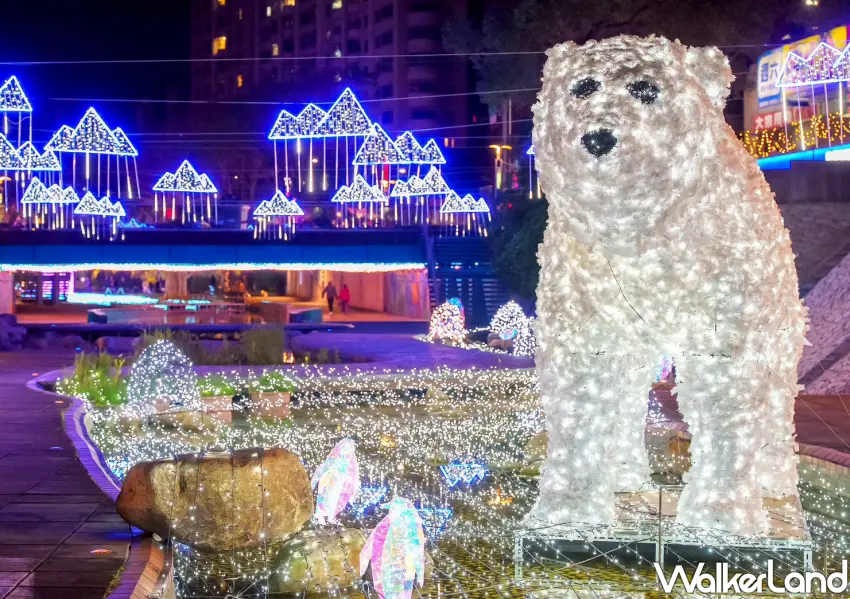 ▲3公尺高的雪白北極熊一旁還有企鵝家族，是新莊中港大排光雕秀中最具童心的療癒亮點。