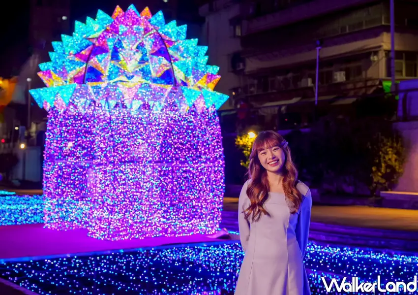 ▲幾何立體燈塔綻放紫耀光芒，展現新莊中港大排光雕秀前衛又迷人的都市夜景魅力。