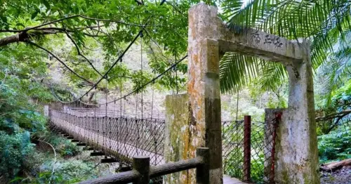 小烏來風景特定區：小烏來天空步道賞瀑布、宇內溪溫泉戲水區免費泡湯，交通門票全攻略。