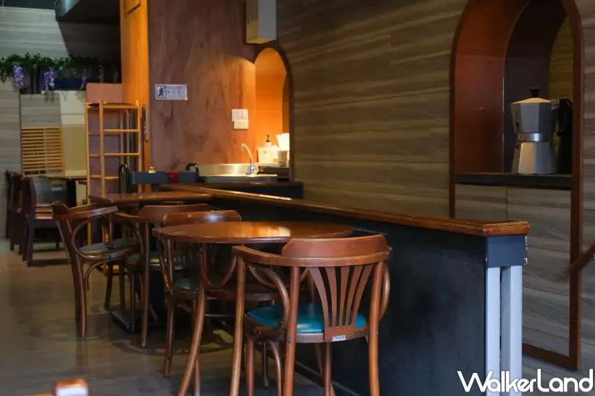 ▲南美咖啡二樓深色木質裝潢，打造老派時髦約會空間（攝影：張人尹）