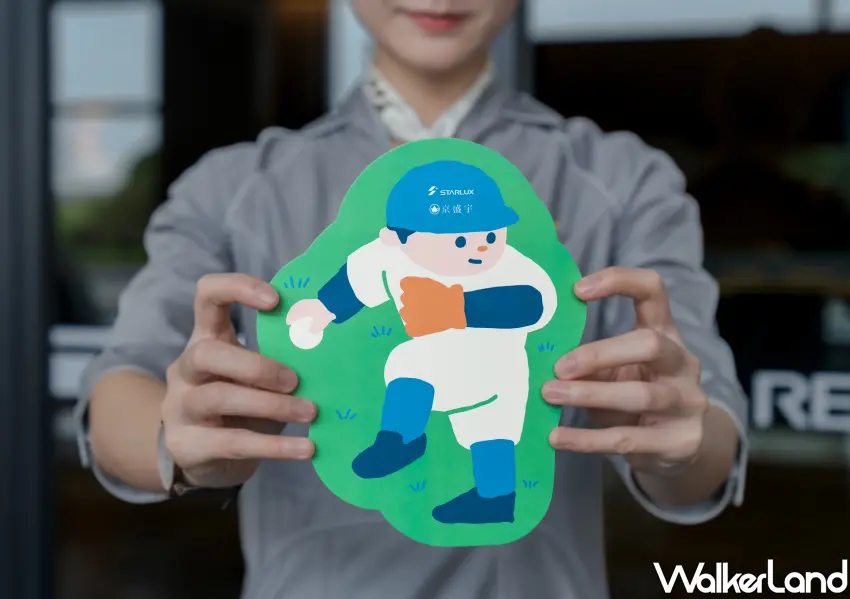 ▲星宇航空遞上應援禮,預祝中華隊在WBC棒球經典賽旗開得勝。