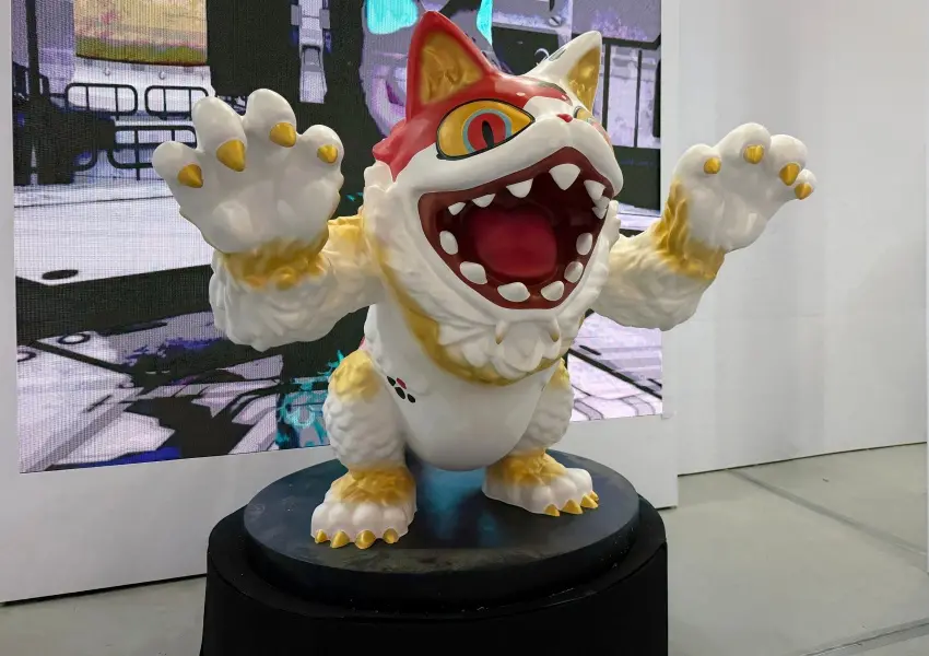 ▲松菸玩具設計展免費入場!路遙圓創至3/8展出故宮翠玉白菜刺刺、貓的抱抱、貓錦獸一系列玩具作品。(攝影:鄭亦庭)