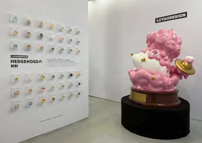 ▲松菸玩具設計展!原創IP角色貓錦壽、刺刺大型雕塑,以及系列玩具作品展示牆必拍。(攝影:鄭亦庭)