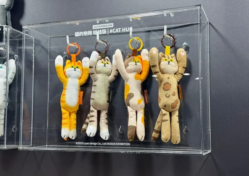 ▲松菸玩具設計展必買周邊小物!貓的抱抱娃娃版盲盒、貓錦獸盲盒系列。(攝影:鄭亦庭)