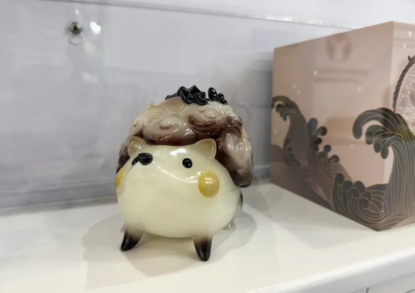 ▲展覽限定故宮X路遙賞必抽!玉鰲魚刺刺、青花瓷刺刺、造型陶瓷扁盤等。(攝影:鄭亦庭)