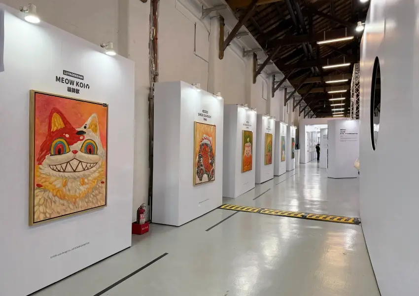 ▲松菸免門票玩具設計展打卡點!一整排守財貓、貓錦壽、刺刺等經典IP大幅油畫。(攝影:鄭亦庭)