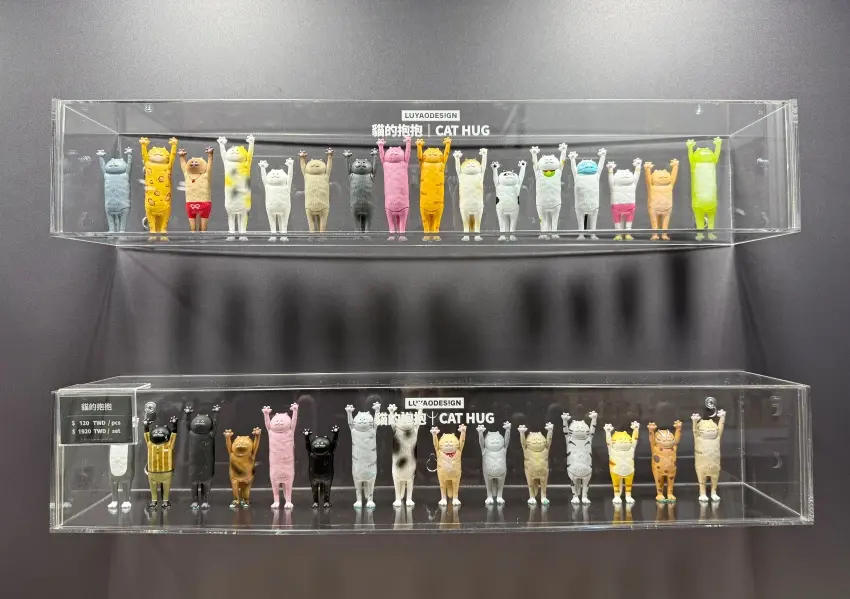▲松菸玩具設計展必買推薦,貓的抱抱系列盲盒展示區。(攝影:鄭亦庭)