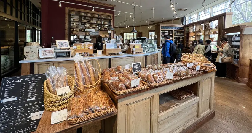 ▲以天然木材與柔和色調作為主軸,總有人逗留選擇的麵包櫃與自助果醬檯也營造出一種家居般的舒適感。