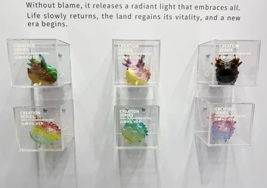 ▲松菸玩具設計展免費入場!路遙圓創回顧展展出各種造型的刺蝟刺刺系列。(攝影:鄭亦庭)