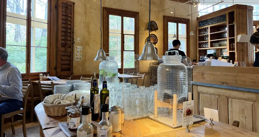 ▲店內設有小巧自助果醬區,陳列著每日手工熬製的自製抹醬,包含藍莓果醬、覆盆子果醬、檸檬果醬、巧克力醬、橄欖油等。