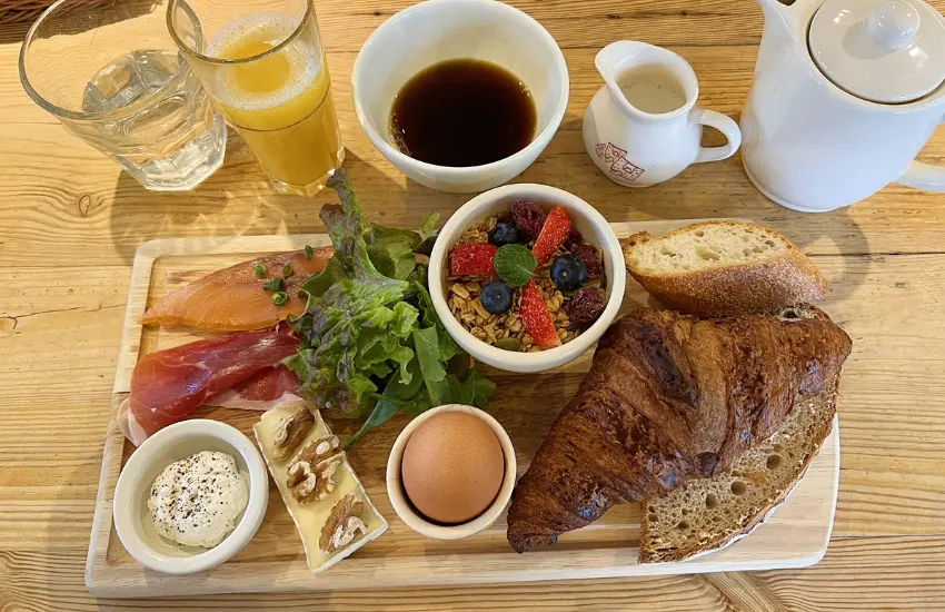 ▲SRUF & TURF BRUNCH是一道融合海洋的鮮味與大地的醇厚的海陸拼盤。