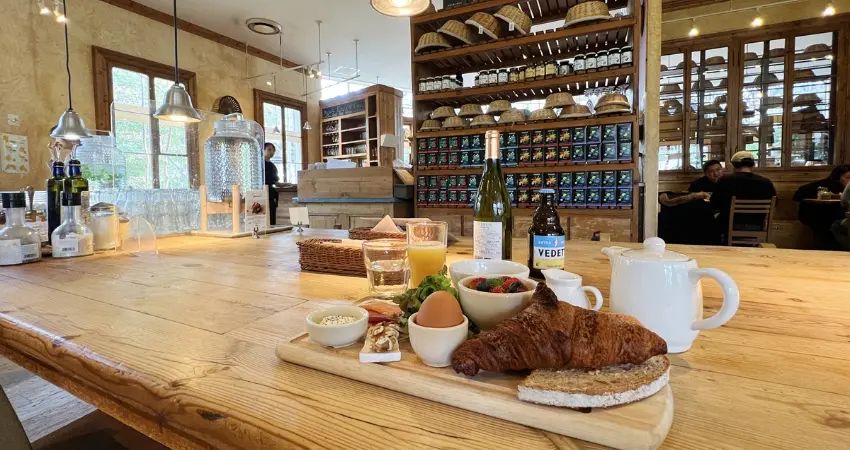 ▲店員都很親切但不過度干涉,除了麵包香與歐式空間氛圍,就貫穿整個視野的開放式共桌讓人印象深刻。