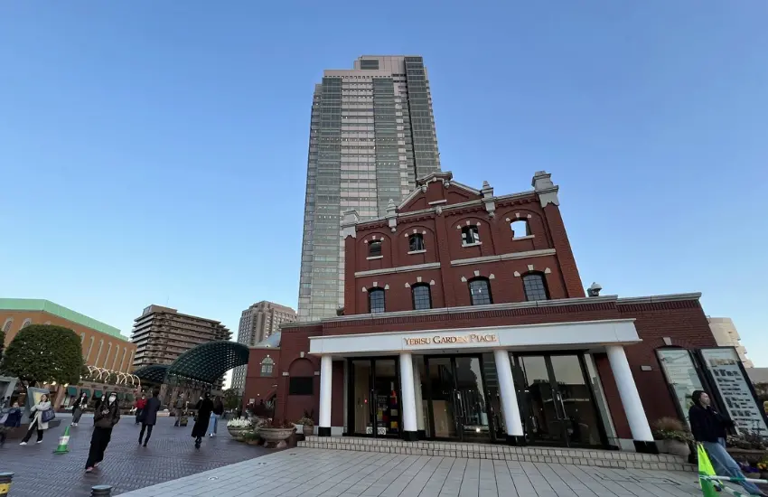 ▲惠比壽花園廣場原為啤酒工廠改建而成，如今成為東京少數能同時容納藝術、餐飲與城市美學的成熟街區。