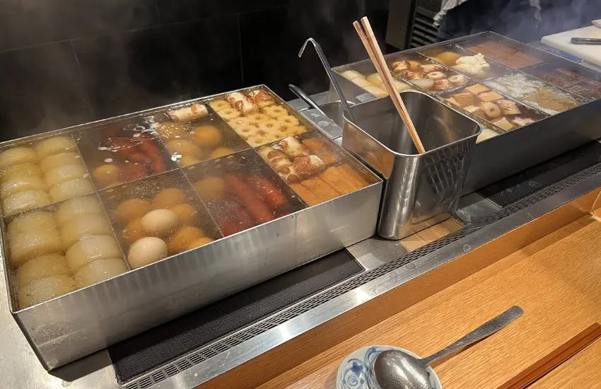 ▲店家堅持每日換湯、不混前日湯底，板前食材排列宛如畫作的明暗層次。