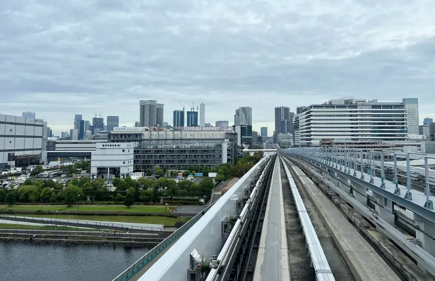 ▲ 搭上百合海鷗號，緩緩駛入海港方向，窗外的景色從高樓車潮切換成大面積海景與開闊天空。