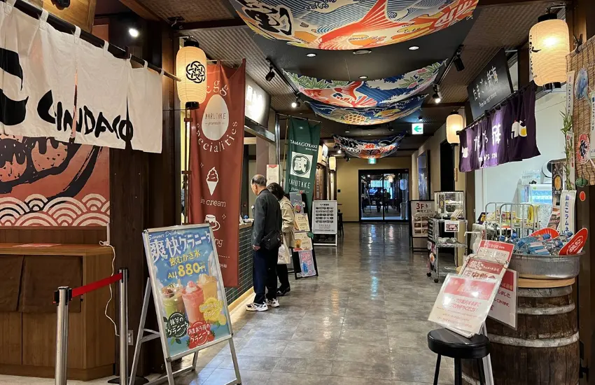 ▲江戶風情飲食街，以江戶町屋為靈感打造，販售豐洲市場當日直送的海鮮。