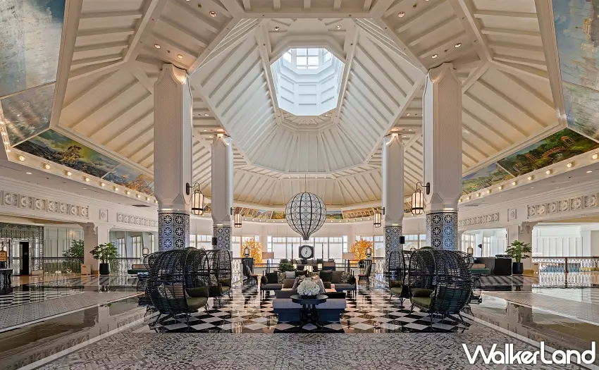 ▲遠雄悅來大飯店大廳呈現優雅美學，提供各年齡層旅客全方位的一站式度假樂趣。圖／遠雄悅來大飯店提供；窩客島整理