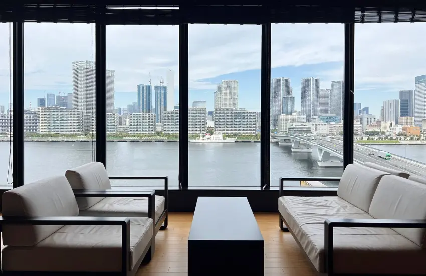 ▲泡完湯別急著走，休憩空間的榻榻米、閱讀桌、躺椅、隔間茶室、隱密性高的的按摩椅區，像是把一整棟箱根老旅館搬入豐洲。