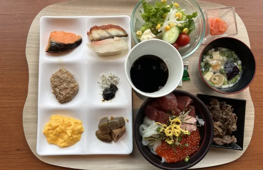 ▲最先建議以清爽系食材開場，沙拉、涼拌蔬菜、生魚片與一兩貫握壽司。