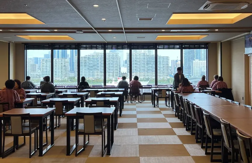 ▲靠窗的單人長桌大面的落地窗把東京灣的視野拉成一幅平靜的海天畫布，沒有匆忙、沒有喧鬧。