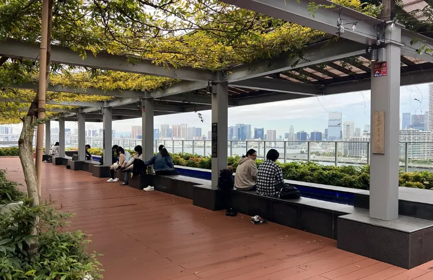 ▲頂樓設置的免費的足湯庭園露台。