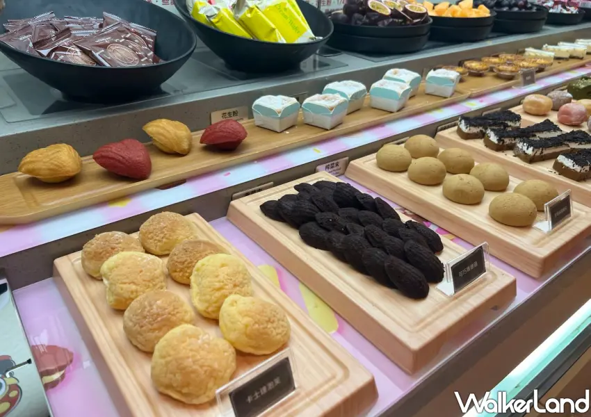 ▲隱藏版甜點就在海底撈，黑巧瑪德蓮與卡士達泡芙讓人少女心大噴發。