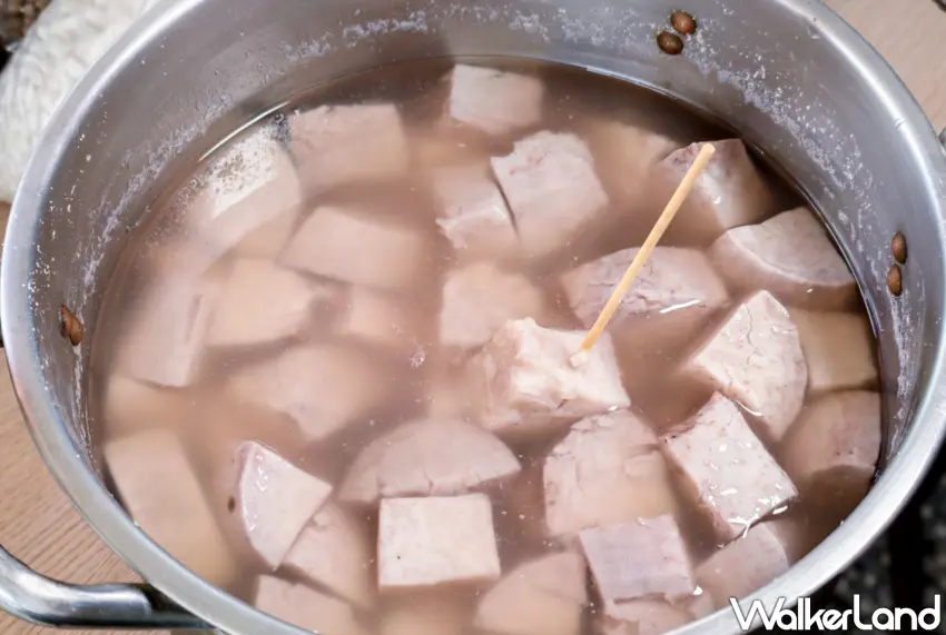 ▲老闆選用品質優良的大甲芋頭，從削皮、處理到熬煮皆為手工製作。（美食好芃友提供）