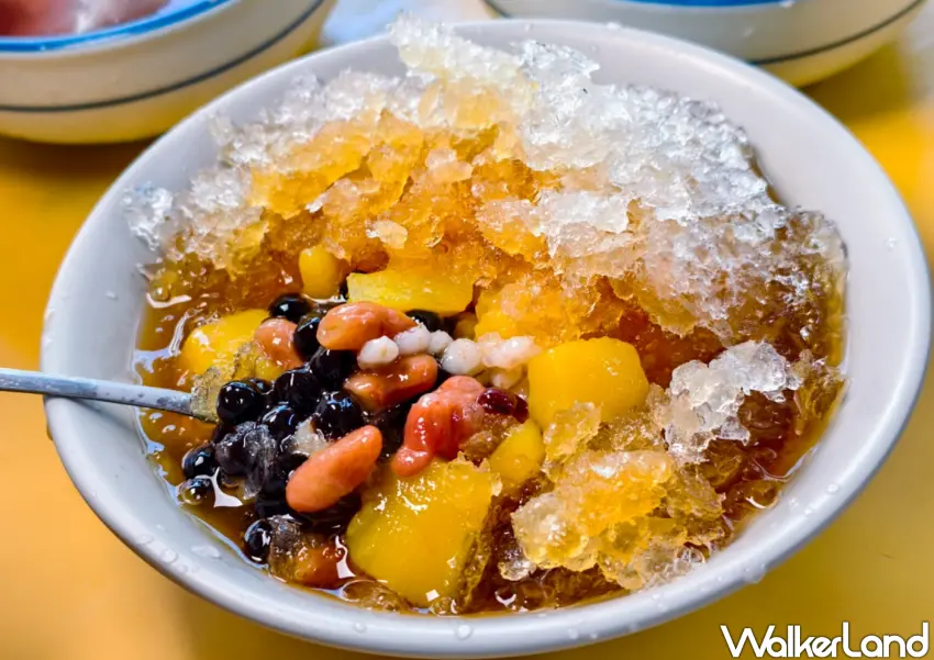 ▲八寶冰自選六種配料，搭配特製的二砂糖糖水與豐富配料。（美食好芃友提供）