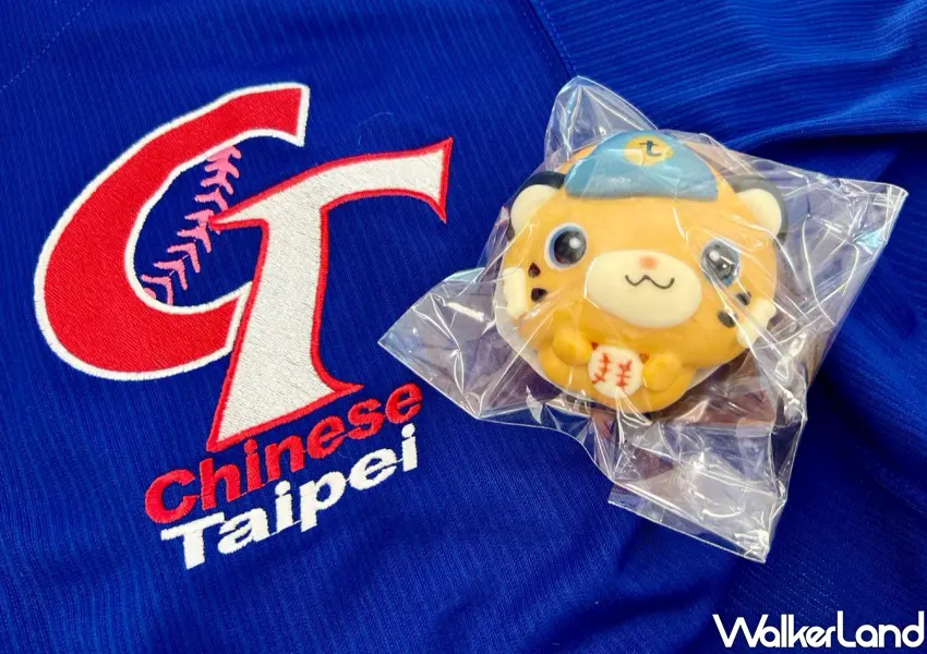 ▲機上驚喜現身，這款造型超萌的虎將應援黑糖麻糬饅頭，手持棒球的可愛模樣讓搭乘虎航前往WBC賽場的球迷直呼捨不得吃。