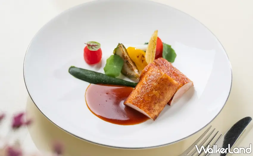 ▲文華Café「平日午間饗．吃．吧」推出全新季節主餐「爐烤雞腿捲佐香橙白酒醬」。圖／台北文華東方酒店提供；窩客島整理