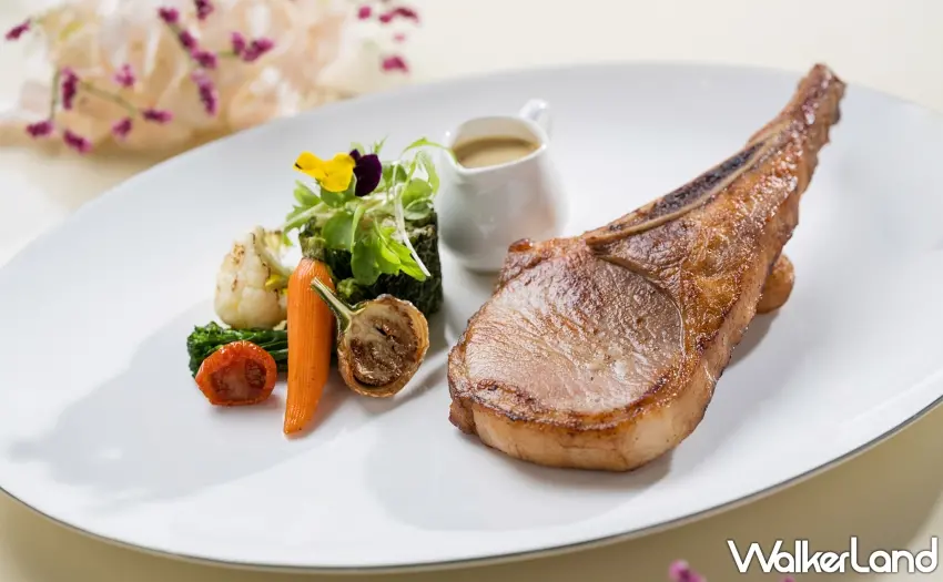 ▲文華Café「平日午間饗．吃．吧」推出全新季節主餐「炙烤究好豬戰斧佐法式芥末醬」。圖／台北文華東方酒店提供；窩客島整理