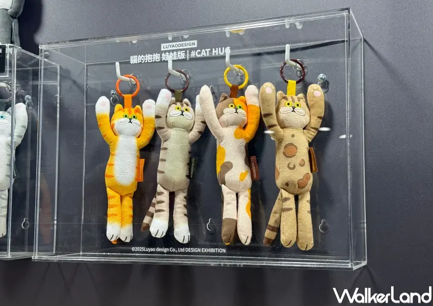 ▲松菸玩具設計展必買周邊小物！貓的抱抱娃娃版盲盒、貓錦獸盲盒系列推薦必買。(攝影：鄭亦庭)