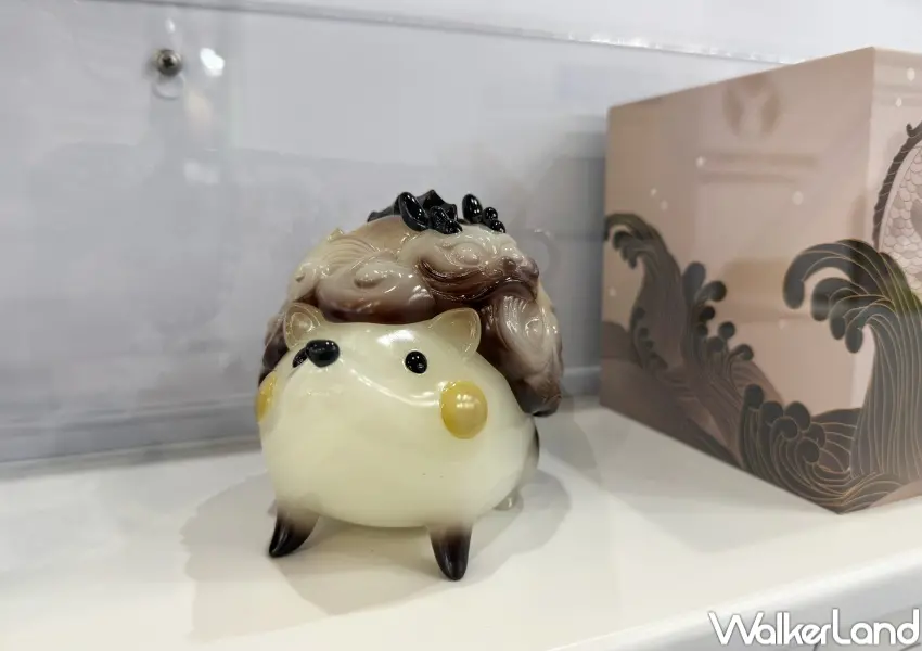 ▲展覽限定故宮X路遙賞必抽！玉鰲魚刺刺、青花瓷刺刺、造型陶瓷扁盤等。(攝影：鄭亦庭)