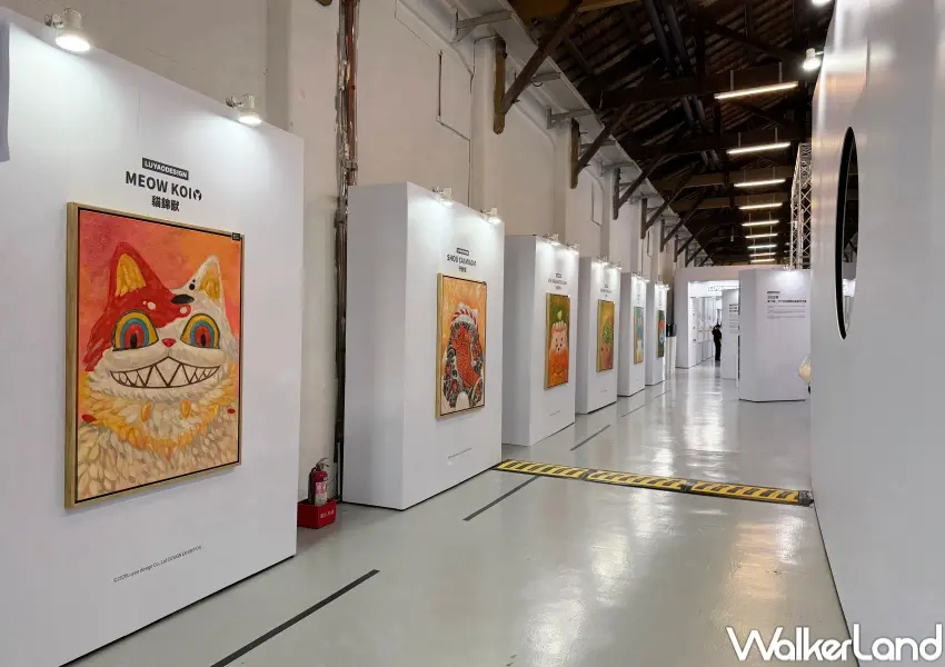 ▲松菸免門票玩具設計展打卡點！一整排守財貓、貓錦壽、刺刺等經典IP大幅油畫。(攝影：鄭亦庭)