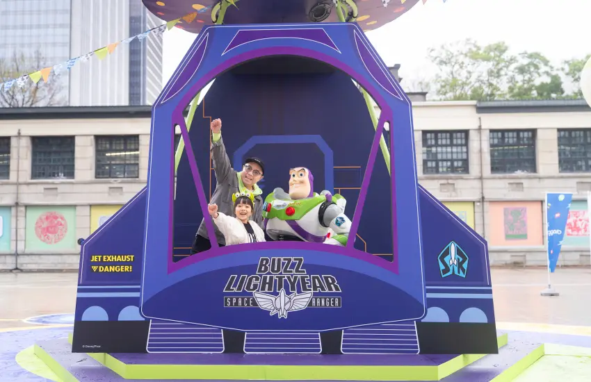 ▲「Gogoro 玩樂總動員」將玩具總動員經典場景完整搬到現實中，現場包含復刻的巴斯光年包裝盒，和真人大小的巴斯光年裝置物，絕對是親子打卡熱點