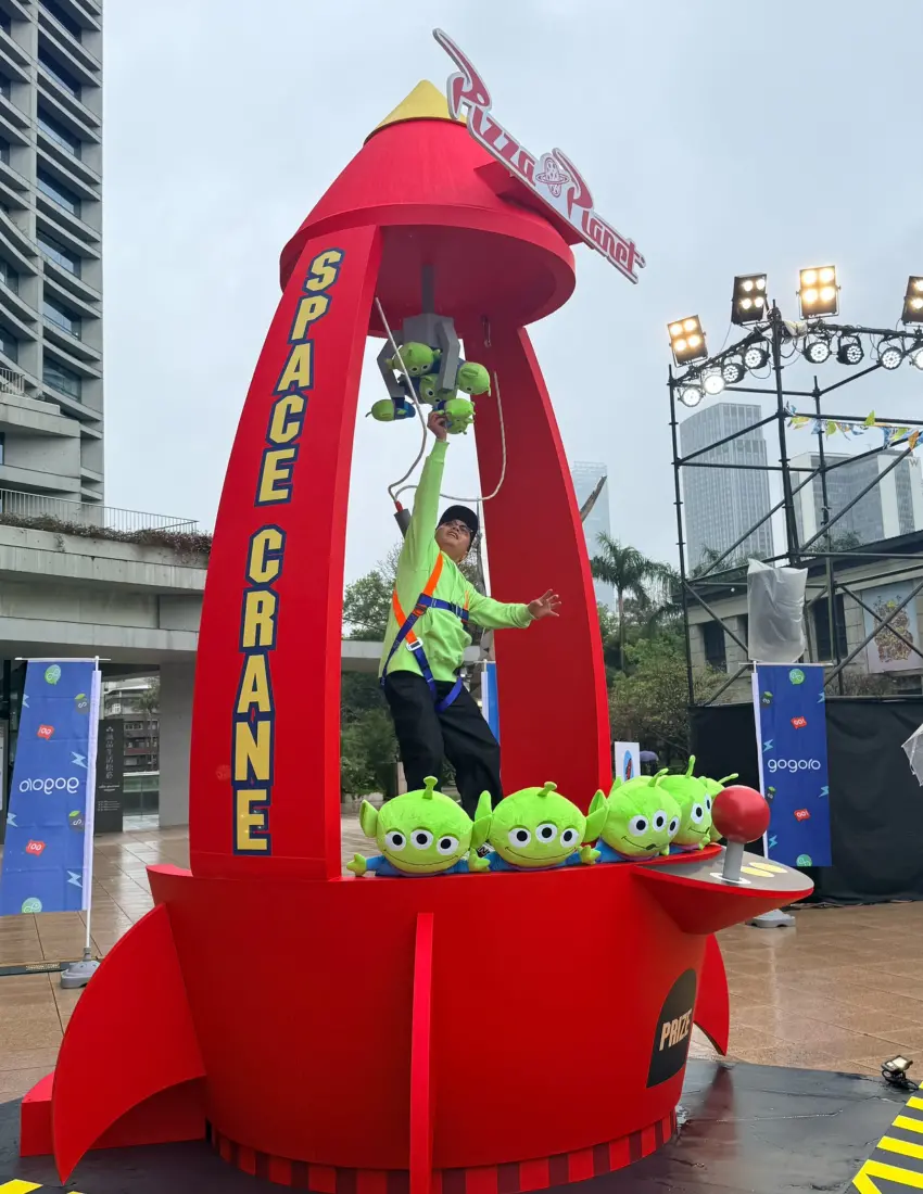 ▲接著前往重現《玩具總動員》名場景的三眼怪巨型火箭，進入火箭彈跳床拯救被夾起來的三眼怪娃娃，不只可獲得集章，還能帶走專屬三眼怪貼紙包