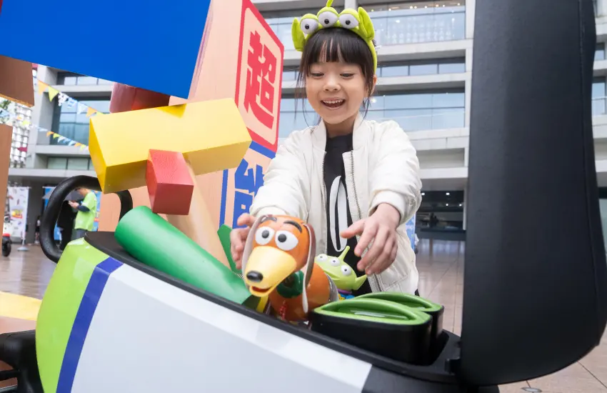 ▲現場更有「玩具大搜索」活動，拍攝隱藏在展區內的三隻彈簧狗，並向工作人員出示拍照畫面，除了獲得集章，還能得到一個紓壓小綠人