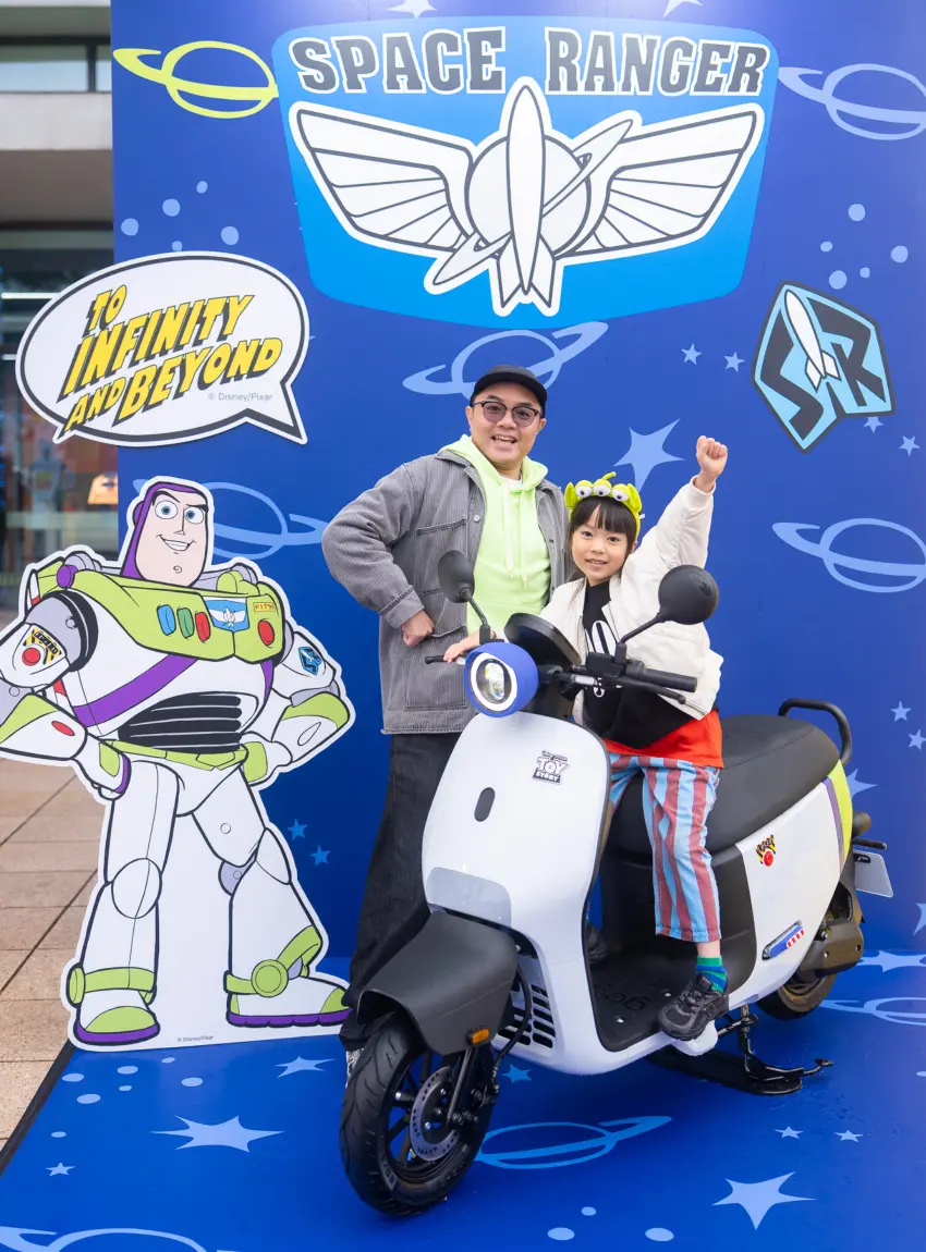 ▲Gogoro 玩樂總動員的「明星拍照區」開放民眾與動畫角色巴斯光年、翠絲合照，同步展出兩款全新 Gogoro EZZY 500 玩具總動員系列車款，不只現場可以合照，更有機會把大獎機車抽回家