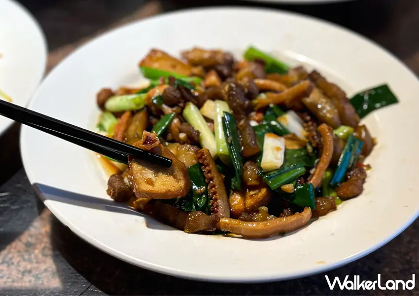 ▲桃園大溪排隊美食！老地方客家菜 內行必點蔥油餅、薑絲大腸，白飯免費CP值高