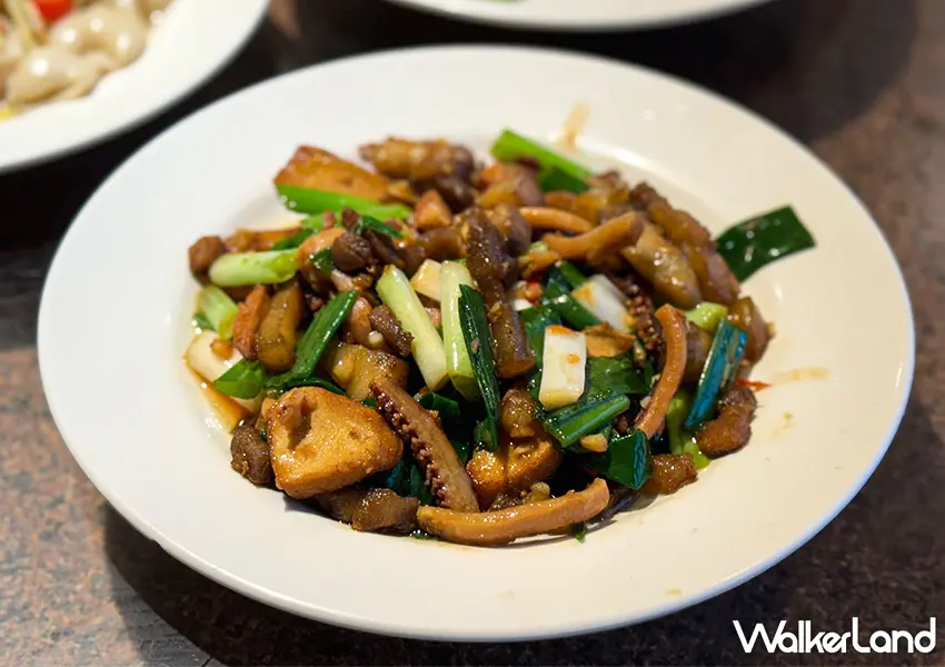 ▲桃園大溪排隊美食！老地方客家菜 內行必點蔥油餅、薑絲大腸，白飯免費CP值高