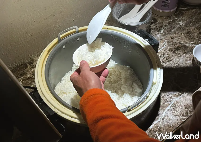 ▲桃園大溪排隊美食！老地方客家菜 內行必點蔥油餅、薑絲大腸，白飯免費CP值高