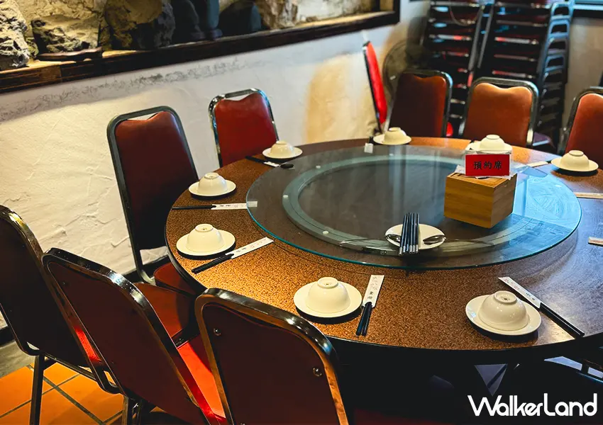 ▲桃園大溪排隊美食！老地方客家菜 內行必點蔥油餅、薑絲大腸，白飯免費CP值高