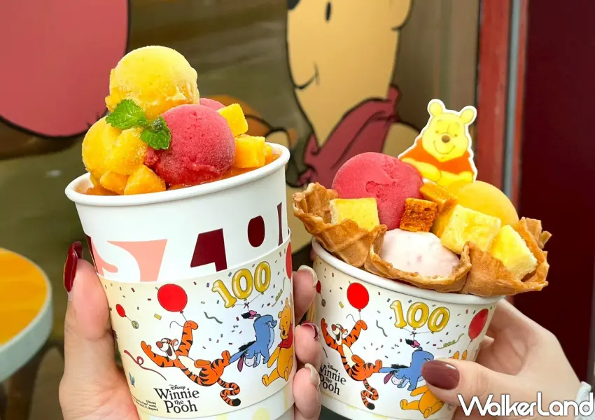 ▲消暑必喝的冰淇淋凍飲與瓦夫聖代，特製杯套印上維尼家族玩耍的可愛模樣。