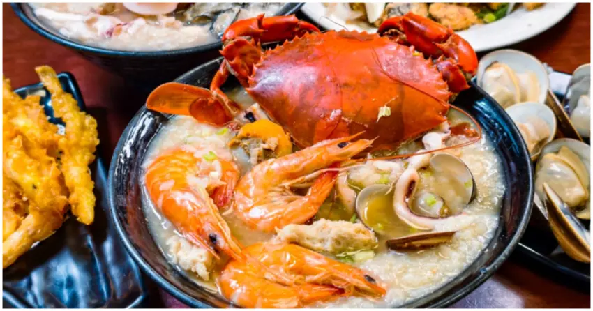 高雄紅蟳粥首推！鮮記螃蟹海產粥 整隻活體紅蟳入粥、澎湃海鮮只要500多元，消費滿千送一盤大蛤蜊。