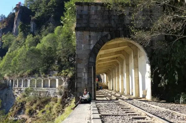 ▲阿里山景點必拍森林鐵道！眠月線廢棄鐵道加上崩壁、雲海美景，來之前事先申請喔。(攝影：部落客 Chaoerh小昭)