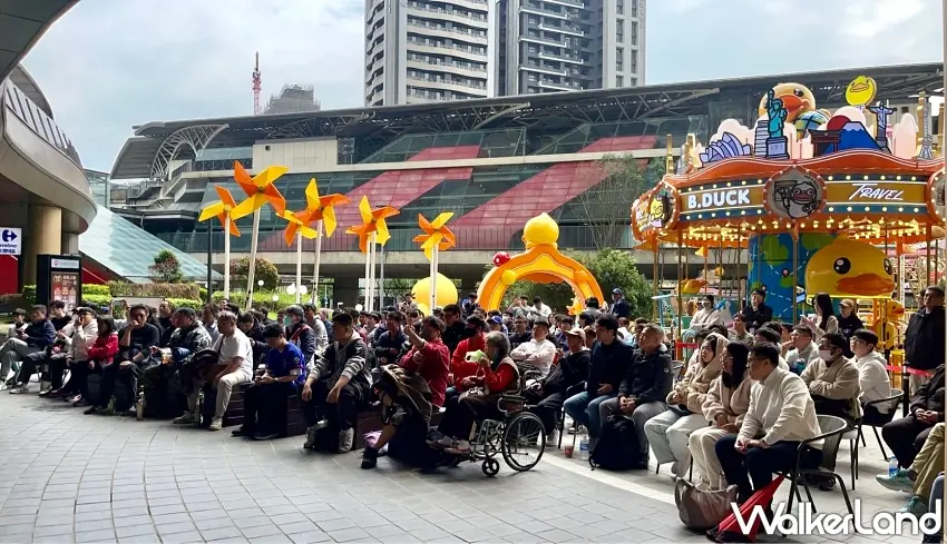 ▲桃園A19戶外廣場設有巨型轉播螢幕，現場座無虛席，球迷齊聚為中華隊加油集氣。 圖／Global Mall桃園A19提供；窩客島整理