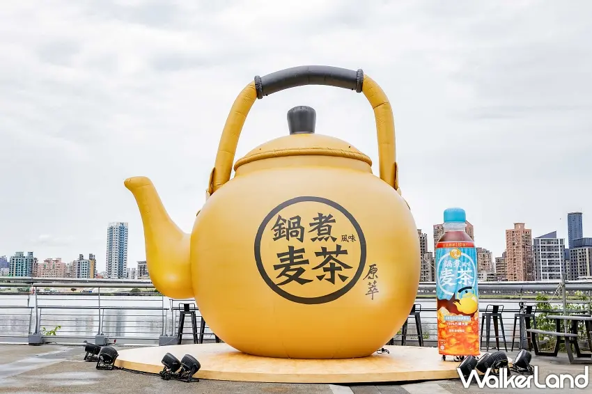 ▲重現日本家庭烹煮情境的巨型金色茶鍋裝置，高達五公尺的視覺效果極具張力。 圖／可口可樂公司提供；窩客島整理