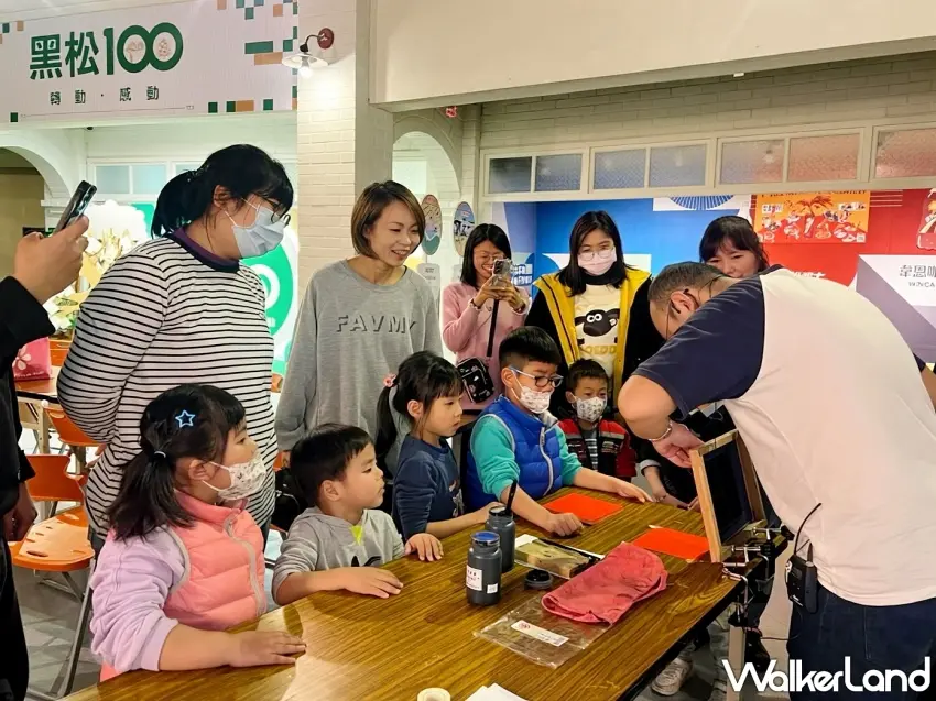 ▲「黑松世界」舉辦春聯絹印活動，增進親子交流與互動學習。圖／黑松股份有限公司提供；窩客島整理