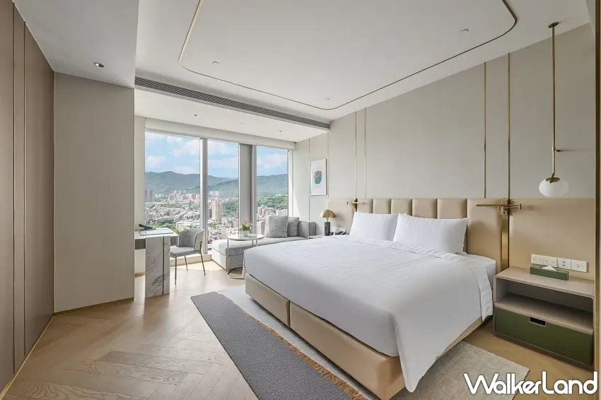 ▲行政豪華客房展現低調奢華質感，大面落地窗將都會山景盡收眼底。圖／台北漢來大飯店提供